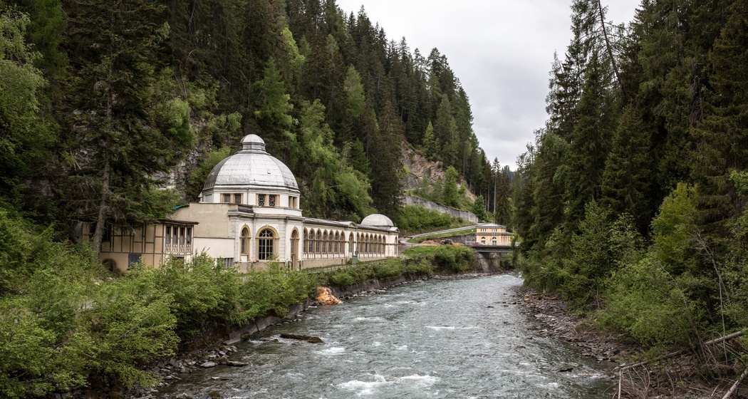 Blick auf die Büvetta Tarasp, ehemalige Trinkhalle, am Inn.