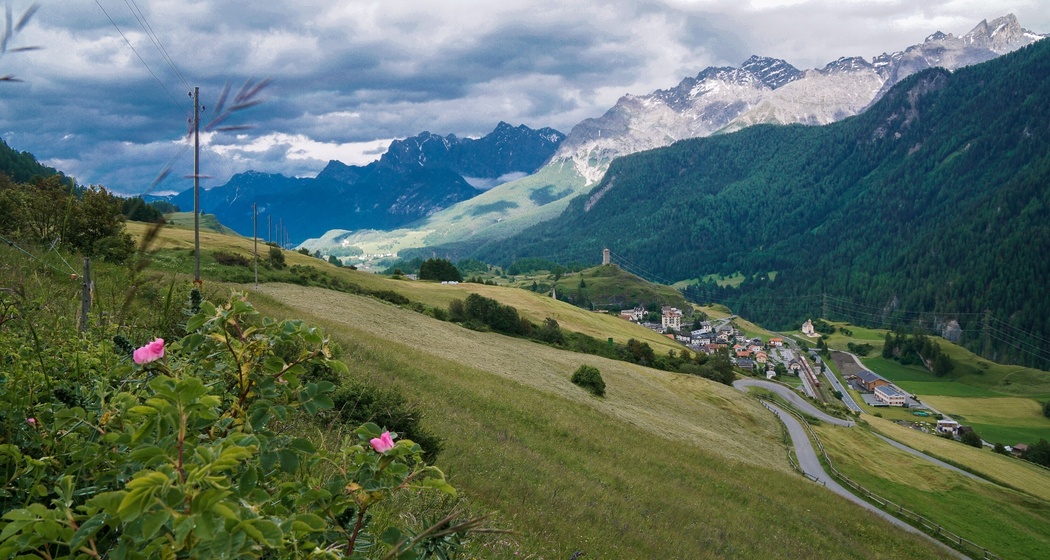 Blick über Ardez und Tarasp nach Tarasp und auf die Unterengadiner Dolomiten