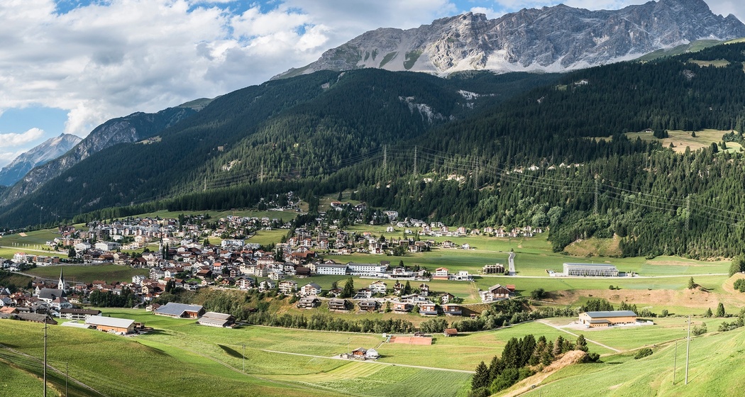 Savognin mit dem Lärchenwald Laresch
