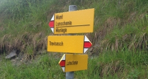 Wegweiser Wanderung Munt