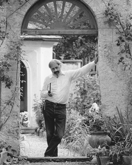 Wolfgang Hildesheimer all'ingresso del giardino della Casa Gay