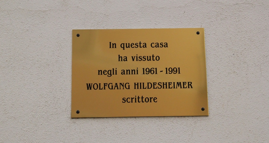 Ehrentafel für Wolfgang Hildesheimer an der Casa Gay, Poschiavo