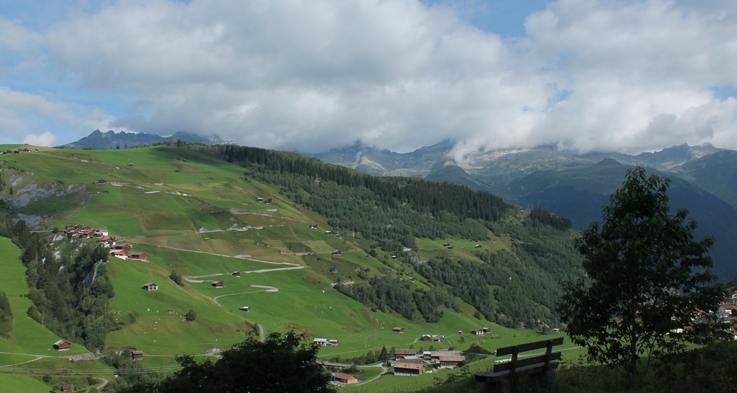 Mutschnengia mit der Anhöhe Stagias