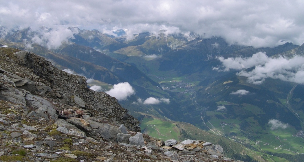 Tiefblick vom Gipfel