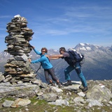 Der Steinmann auf dem Gipfel hält