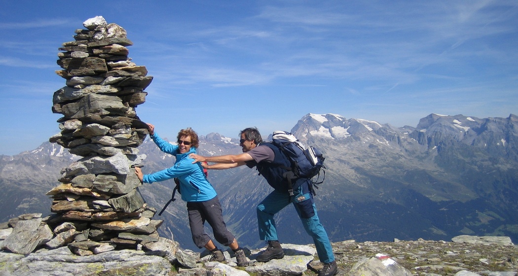 Der Steinmann auf dem Gipfel hält