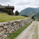 steingesäumter Weg bei Mompé Tujetsch