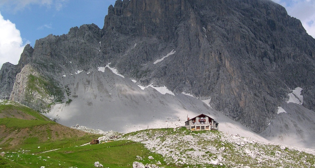 Carschinahütte vor der imposanten Sulzfluh