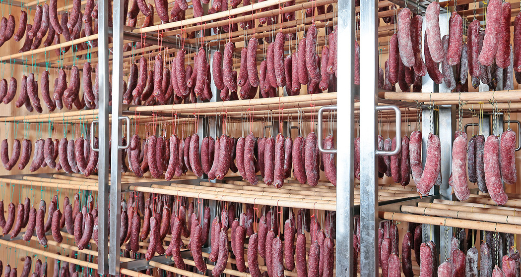 Bald sind die Trockenwürste bereit zum Verzehr