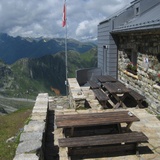 Terrasse der Medelserhütte mit Aussicht