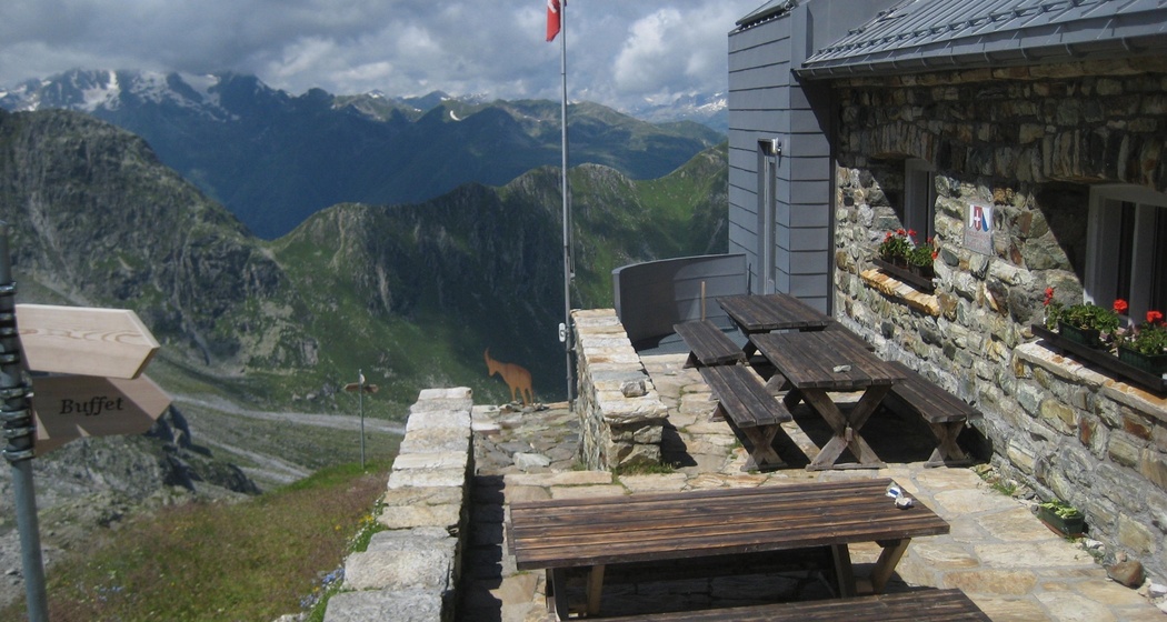 Terrasse der Medelserhütte mit Aussicht