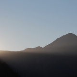 Der Piz Muraun im Morgenlicht von Sedrun gesehen