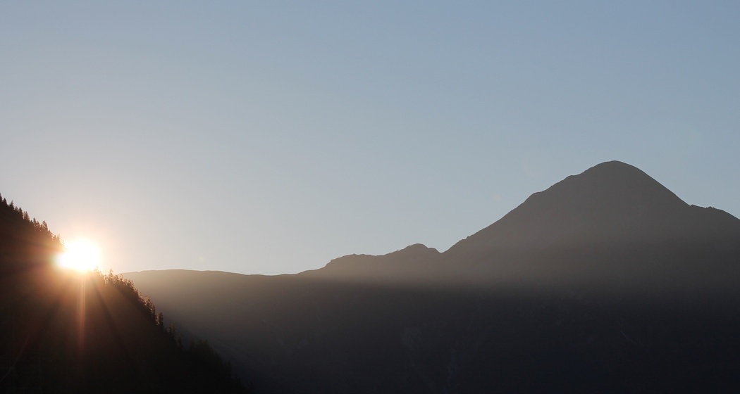 Der Piz Muraun im Morgenlicht von Sedrun gesehen
