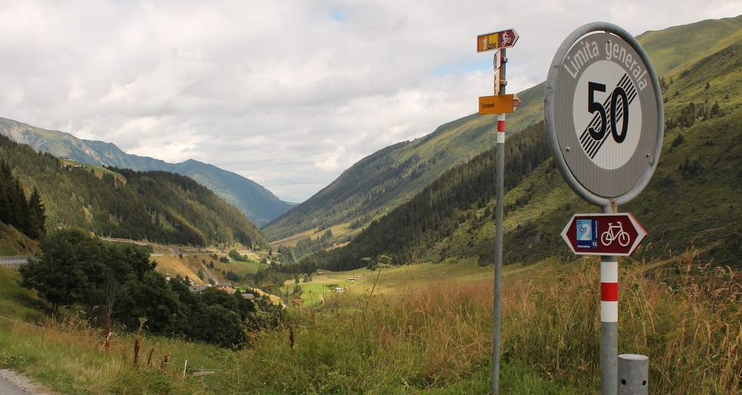 Abzweigung an der Passtrasse bei Tschamut