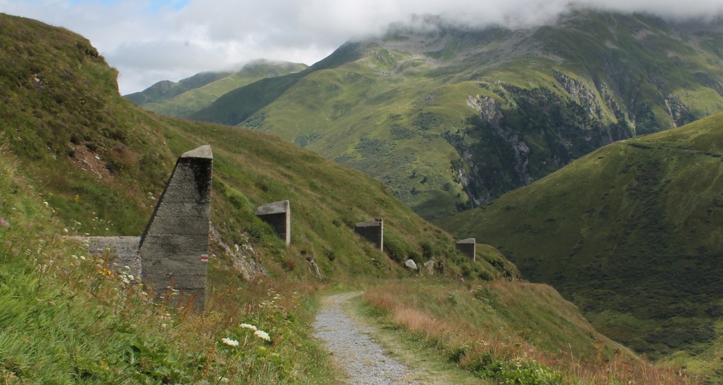 Auf dem alten Bahn-Trassee talwärts