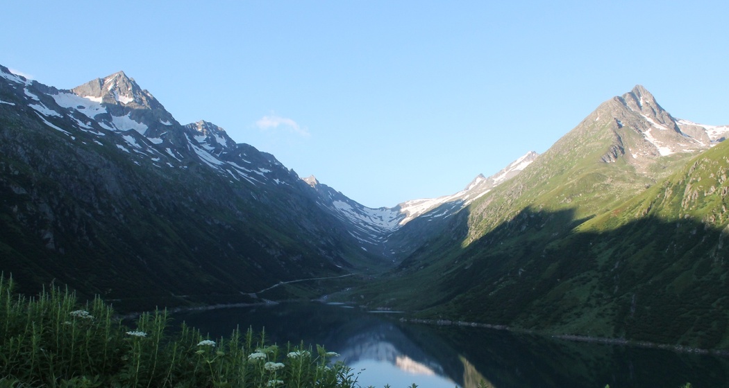 Der Stausee Nalps liegt noch im Schatten