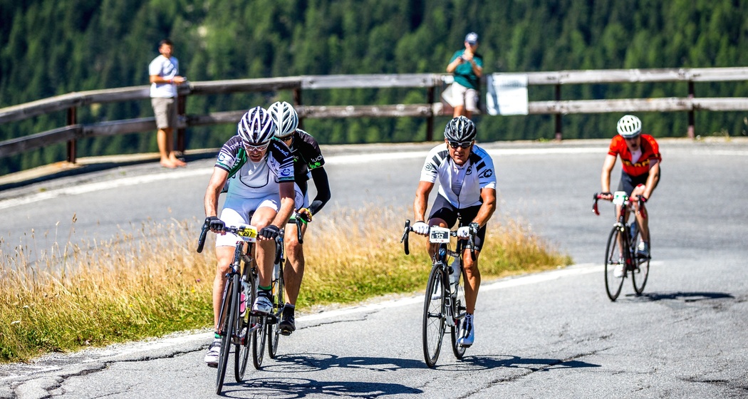 Teilnehmer der Alpen Challenge am Splügenpass.