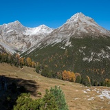 From the former Alp Grimmels, the Piz dal Fuorn dominates on the left-hand side.