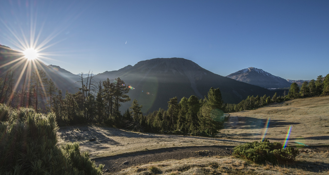 Herbstlicher Sonnenaufgang auf Grimmels. In der Mitte der Munt la Schera.