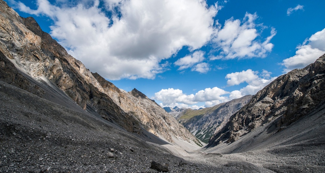 Der Abstieg durch die Val Sassa, dem Tal der Steine. Die grüne Wiese im Hintergrund ist der Murtersattel.
