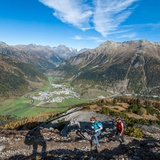Montée automnale sur l'arête du Murtaröl au-dessus de Zernez