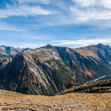 L'arête en direction du Murtaröl offre une vue magnifique sur le Val Cluozza et le col de Murtersat.
