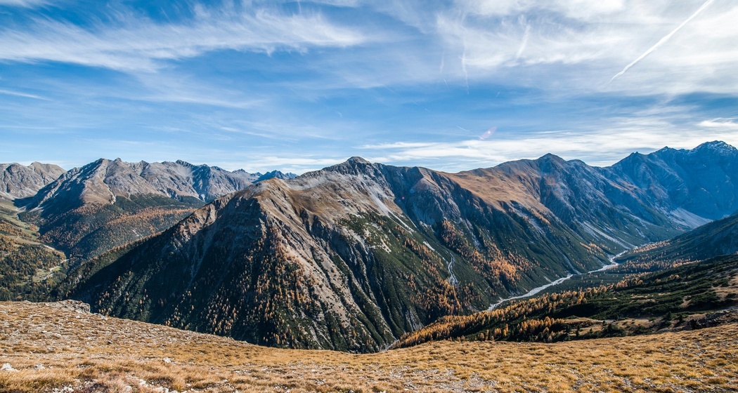 Der Grat Richtung Murtaröl bietet einen wunderbaren Ausblick in die Val Cluozza und zum Murtersattel.
