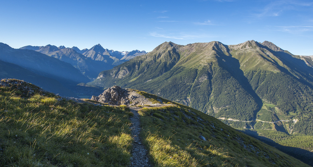 Blick vom Grat Richtung Piz Linard im Norden, dem höchsten Berg der Silvrettagruppe.