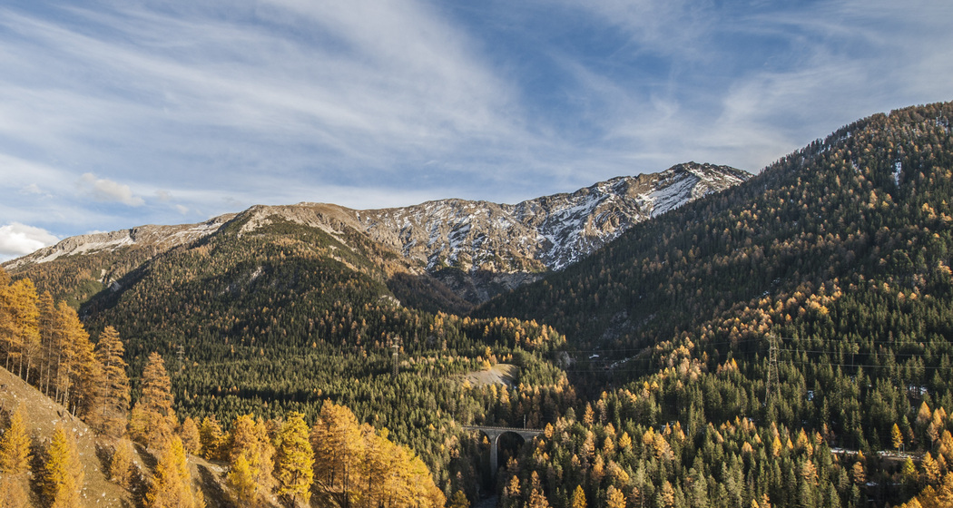 Die Val Tantermozza erstreckt sich von God d’Arduond in der Mitte des Bildes und anschliessend in das Tal hinter dem rechts gelegenen Muot sainza Bön.