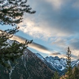 Ambiance matinale automnale à l'entrée de la Val Trupchun. Dans le fond de la vallée, le Piz dal Diavel.