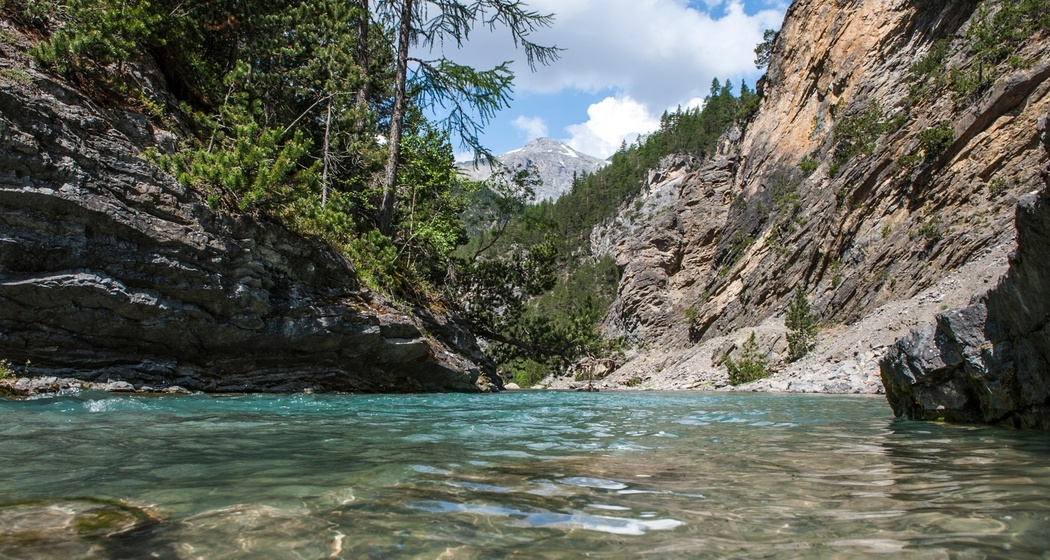 Statt nach La Drossa kann die Wanderung auch weiter dem Spöl entlang bis zur Staumauer Punt dal Gall führen.