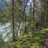 Le chemin vers Margun Grimmels passe à côté de l'eau turquoise scintillante du bassin de compensation Ova Spin.