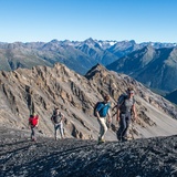 On the summit ridge of Piz Quattervals, view to the north. In the middle ground the Spi da Tantermozza, in the background the mountains of the Silvretta group.