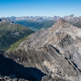 View from Piz Quattervals to the south. To the right, Piz d’Esan, in the middle the Val Trupchun, and in the background the villages of Madulain and La Punt in the Upper Engadin.