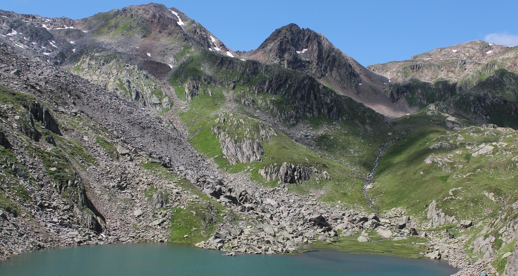 Blick zum Aufstieg nach dem See