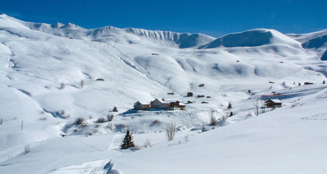 Ein Winterwanderweg führt vom Berghaus Arflina zum Berghaus Heuberge