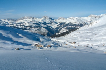 Mittendrin in der Winterpracht: das Berghaus Arflina.