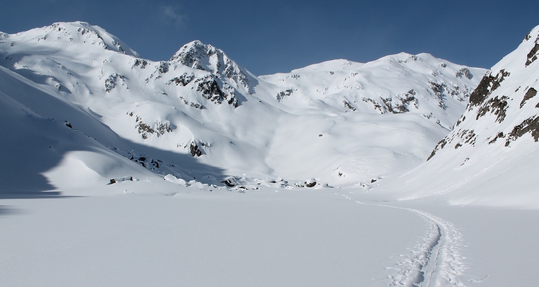 über den zugeschneiten Tomasee