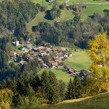 Strahlegg mit der Burg von oben.