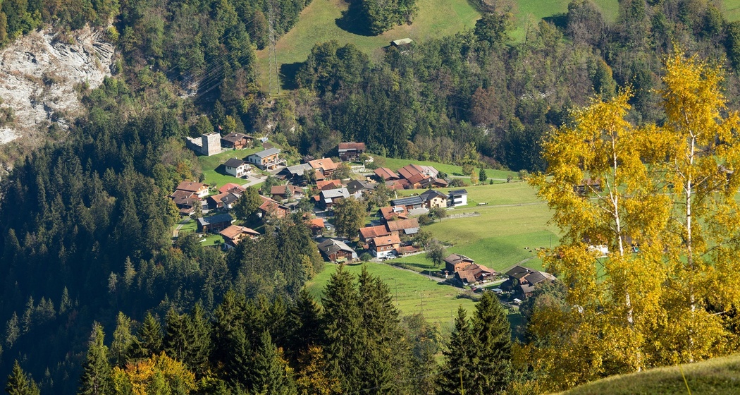 Strahlegg mit der Burg von oben.