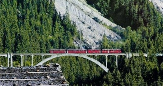 Langwieser Viadukt mit der Rhätischen Bahn
