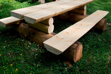 Picknickbank bei der Feuerstelle auf dem Eichhörnliweg