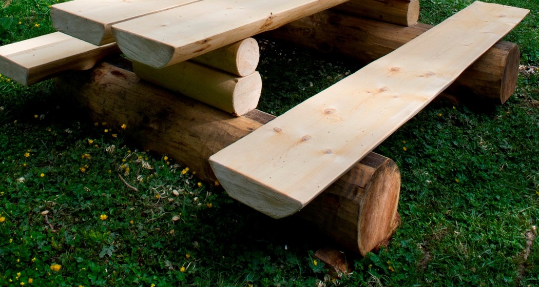Picknickbank bei der Feuerstelle auf dem Eichhörnliweg