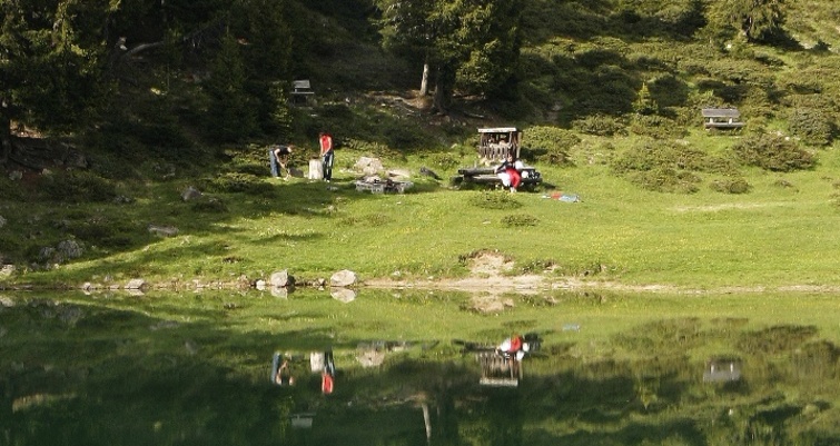 Idyllische Feuerstelle am Oberen Prätschsee