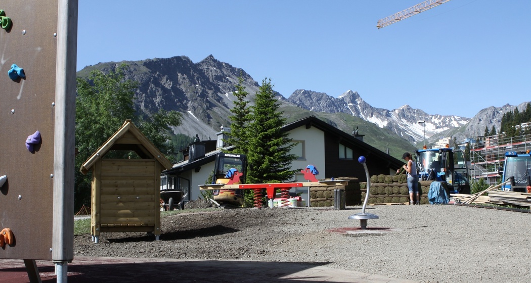 Die Kletterwand auf dem Spielplatz Ochsenbühl während dem Aufbau