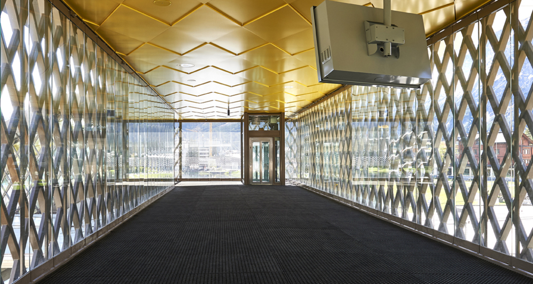 Die moderne Überführung beim Bahnhof Arosa.