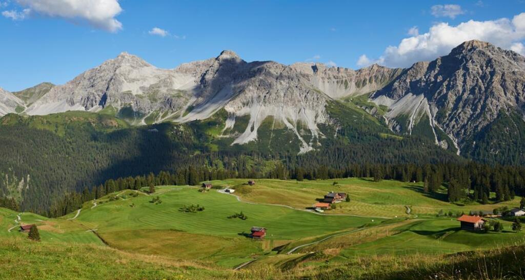 Die Aussicht von etwas oberhalb des Hotels.