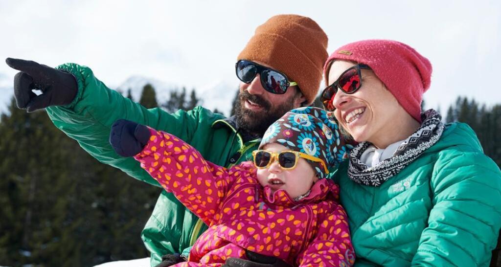 Familie geniesst die Aussicht