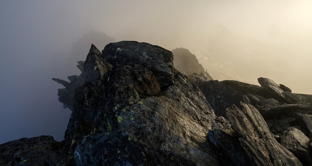 Nebel um umgibt die Hütte