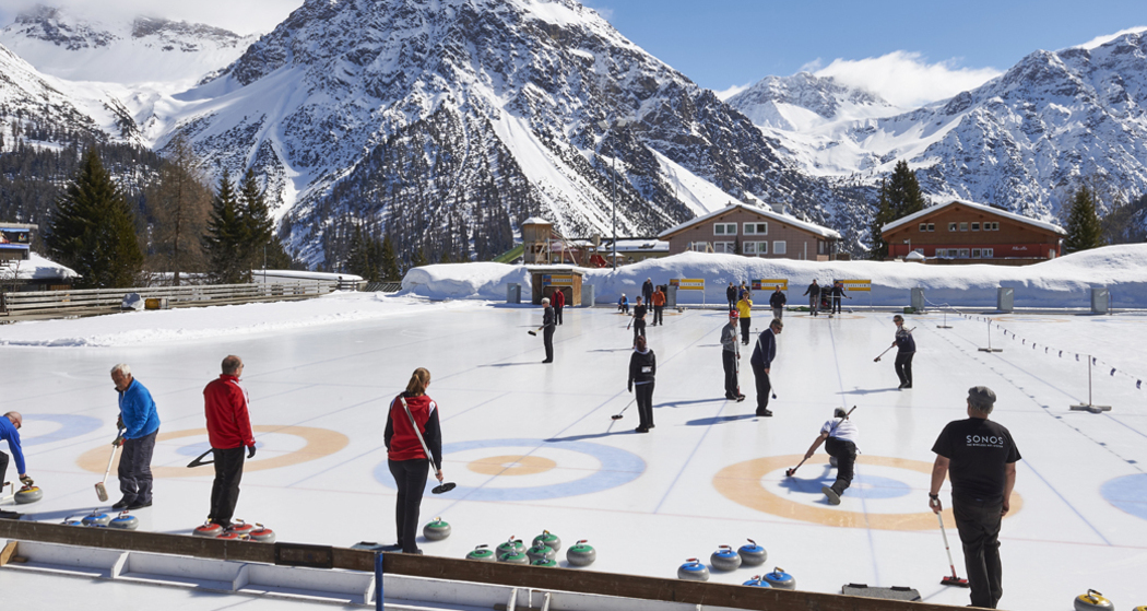 Der Sportplatz Ochsenbühl dient im Winter unter anderem als Curlingbahn